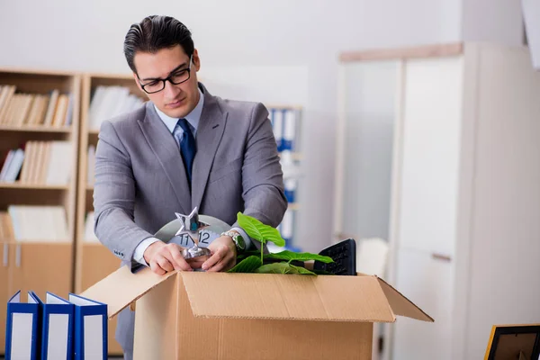 Homem movendo escritório com caixa e seus pertences — Fotografia de Stock