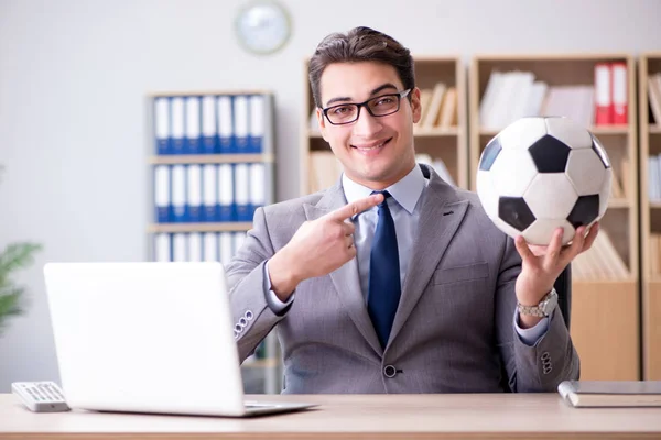 Geschäftsmann mit Fußballball im Amt — Stockfoto