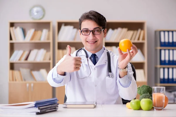 Dottore in concetto di dieta con frutta e verdura — Foto Stock