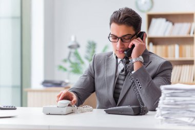 Çağrı merkezi operatörü telefonda konuşuyor.