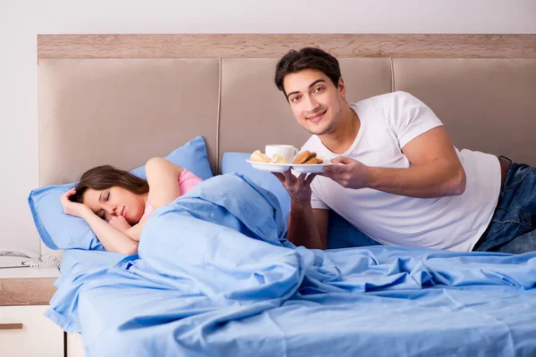 Bonne famille petit déjeuner au lit — Photo