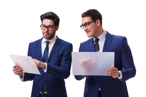 Beyaz izole sanal tablet ile iki iş adamları — Stok fotoğraf