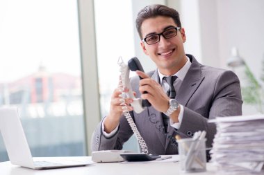 Yardım masası operatörü telefonda konuşuyor.