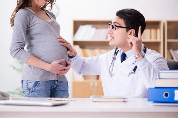 Mulher grávida visitante médico para consulta — Fotografia de Stock