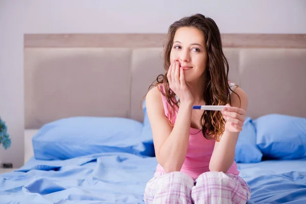 Vrouw ontdekt haar positieve zwangerschapstest — Stockfoto