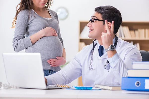 Беременная женщина посещает врача для консультации — стоковое фото