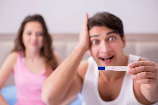 Gelukkig paar erachter te komen over zwangerschap testresultaten — Stockfoto