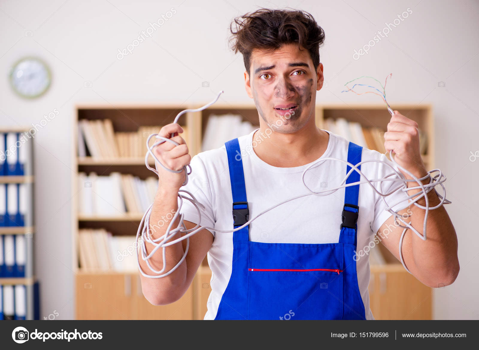 Lustiger Mann macht zu Hause elektrische Reparaturen - Stockfotografie ...