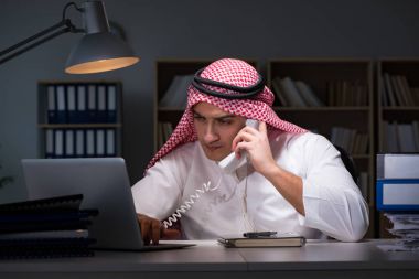 Arap işadamı ofiste geç saatlere kadar çalışıyor