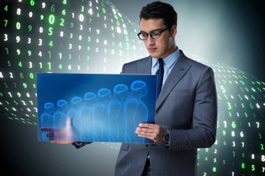 İş adamıyla gelecekteki uzaktan tanılama kavramı