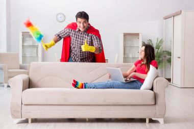 Süper kahraman koca karısına evde yardım ediyor.