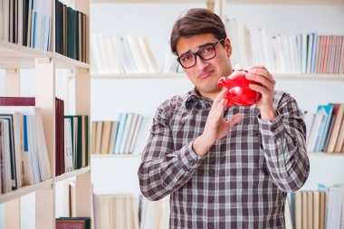 Pahalı ders kitapları konsepti içinde genç bir öğrenci