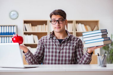 Öğrenci okul ücretini ödemek için kumbarayı soyuyor.