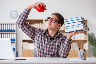 Öğrenci okul ücretini ödemek için kumbarayı soyuyor.