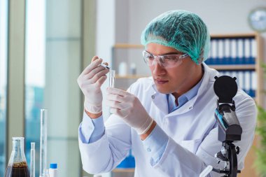 Laboratuvarda çalışan biyoteknoloji bilimcisi.