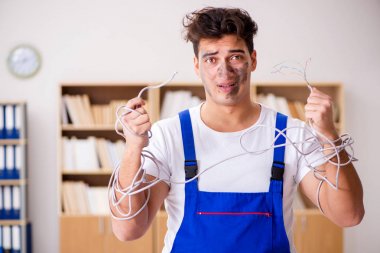 Komik Adam evde elektrik tamiratı yapıyor.