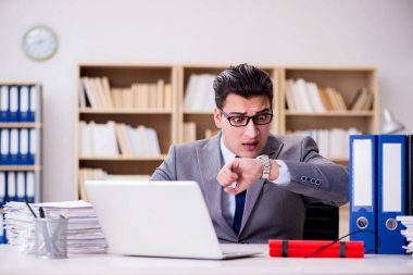 Ofiste dinamiti olan bir iş adamı var.