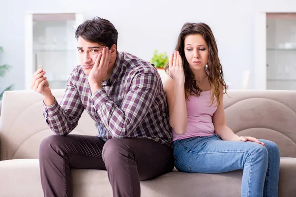 Famiglia giovane nel concetto di relazione interrotta — Foto Stock