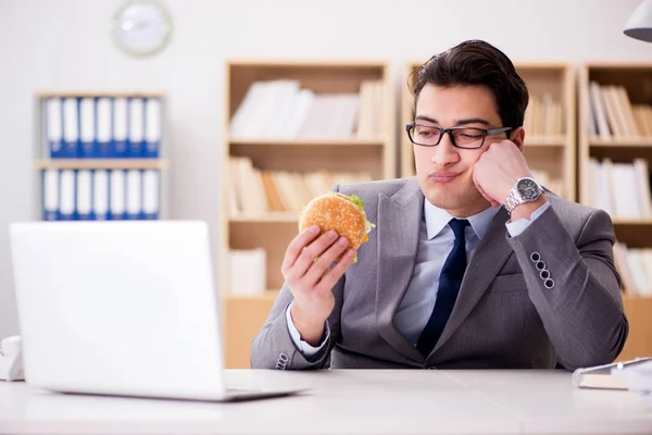 Hladový legrační obchodník jíst junk food sendvič — Stock fotografie