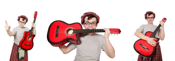 Шотландець грає на гітарі ізольовано на білому — стокове фото