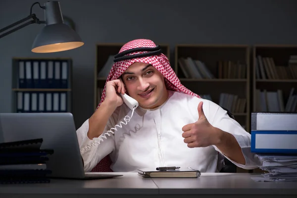 Арабський бізнесмен, який працював допізна. — стокове фото