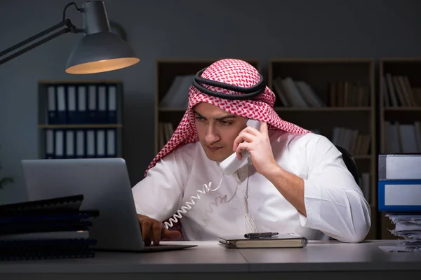 Arabisk affärsman som arbetar sent på kontoret — Stockfoto