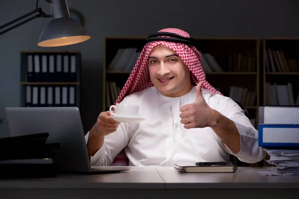 Empresario árabe trabajando hasta tarde en el cargo —  Fotos de Stock