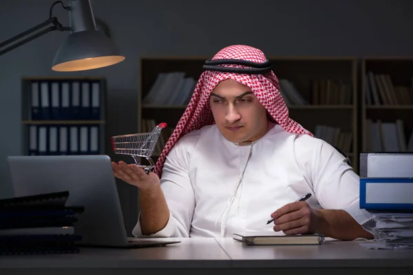 Arap işadamı ofiste geç saatlere kadar çalışıyor — Stok fotoğraf