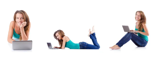 Junge Frau arbeitet am Laptop — Stockfoto