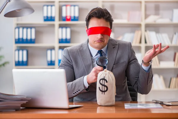 Blindfold επιχειρηματίας κάθεται στο γραφείο στο γραφείο — Φωτογραφία Αρχείου