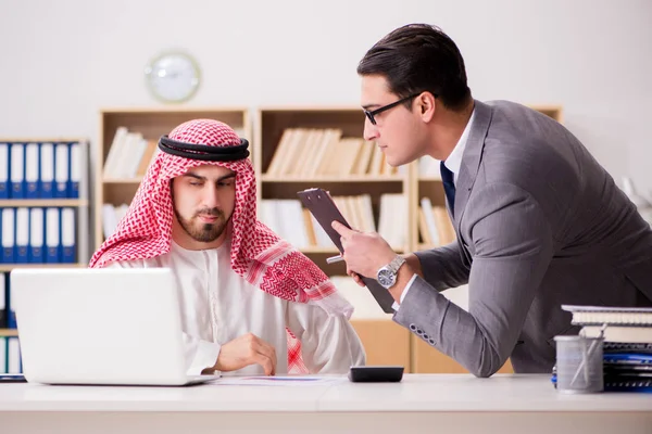 Diverso concetto di business con uomo d'affari arabo — Foto Stock