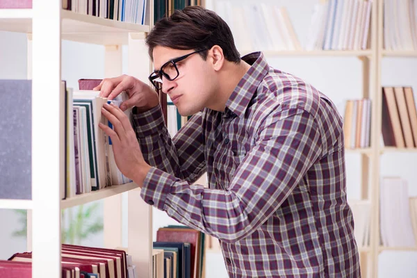 Junge Studentin sucht Bücher in College-Bibliothek — Stockfoto