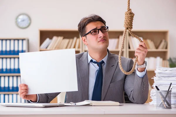 Bankrupt brak zakenman overweegt zelfmoord zichzelf ophangen — Stockfoto