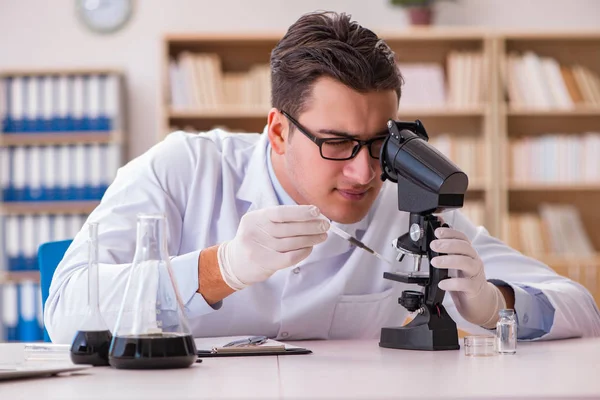 Junge Laborassistentin arbeitet im Labor — Stockfoto