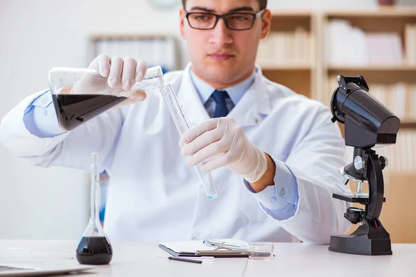 Ingénieur chimiste travaillant sur des échantillons d'huile en laboratoire — Photo