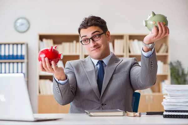 Geschäftsmann auf der Suche nach seinen Ersparnissen mit Sparschwein — Stockfoto