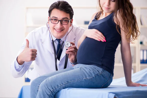 Médico examinando paciente mulher grávida — Fotografia de Stock