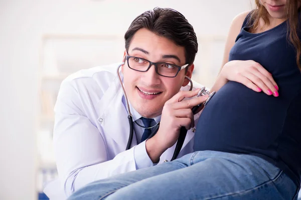 Médico examinando paciente mulher grávida — Fotografia de Stock