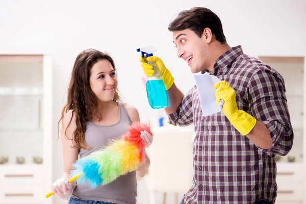 Fru och make städar hemma — Stockfoto
