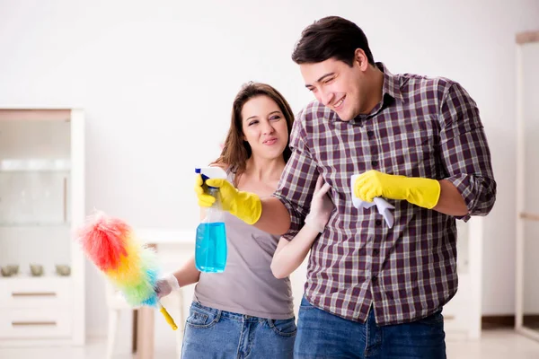 Istri dan suami melakukan pembersihan di rumah — Stok Foto