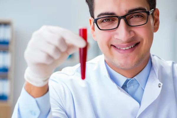 Médico que trabalha com amostras de sangue — Fotografia de Stock
