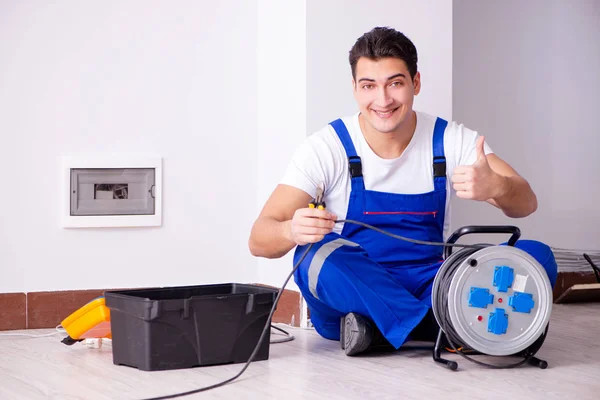 Чоловік робить електричний ремонт вдома — стокове фото