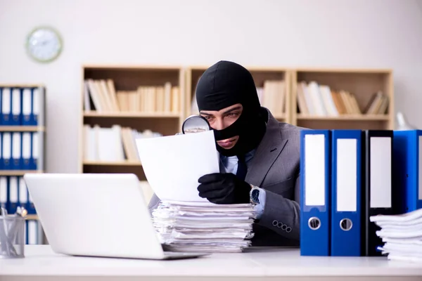 Krimineller Geschäftsmann trägt Sturmhaube im Amt — Stockfoto