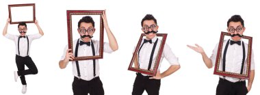 Beyaz izole kare olan genç adam