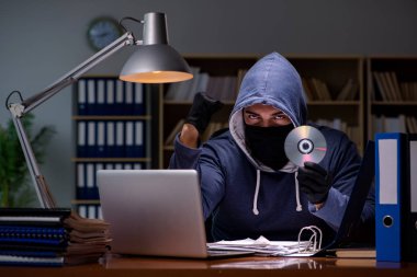 Hacker ev bilgisayarından kişisel verileri çalıyor