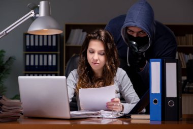 Hacker ev bilgisayarından kişisel verileri çalıyor