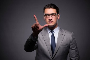 Yakışıklı işadamı acil sanal düğmeleri