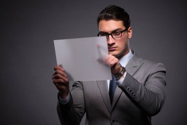 Tablet bilgisayarda çalışan yakışıklı işadamı