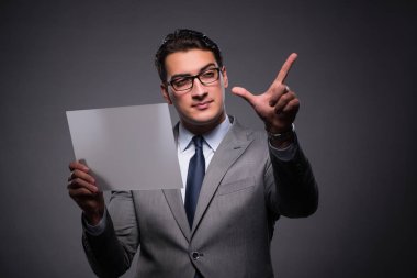 Tablet bilgisayarda çalışan yakışıklı işadamı