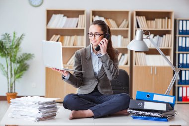 Ofisteki masada oturan kızgın iş kadını.